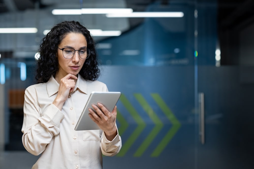 female professional evaluating 3pl providers on a tablet